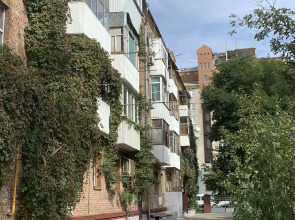 Апартаменты Комфортная Уютная 2-Комнатная Квартира в Центре с Парковкой