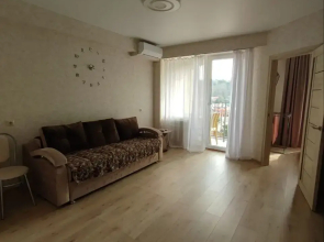 S Balkonom I Vechernim Zakatom Flat