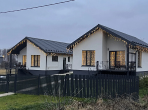 V Derevne Semibratskoye Private house