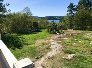 Частный дом Дом на скале с видом на озеро.