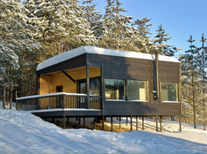 Dom Otdykha Kholmovo V Dikom Lesu Na Beregu Reki S Panoramnymi Oknami Private house
