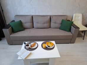V istoricheskom tsentre Volgograda s vidom na muzey-Panoramu i dom Pavlova Flat