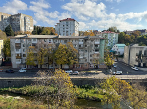 Апартаменты с балконом у реки рядом с пляжем