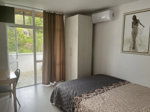 Dvukhmestny Uluchshenny S Balkonom I Vannoy Komnatoy Apartment