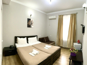 Отель Qeroli old town