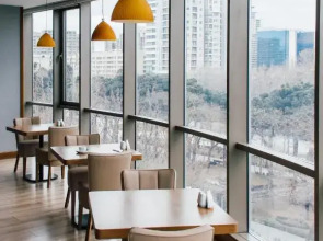 Parkside Hotel & Apartments