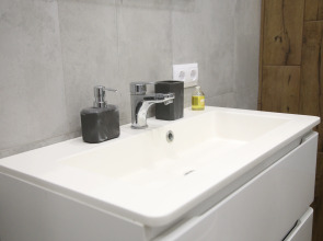 Апартаменты Уорхол - апельсин и капучино в интерьере с собственным двориком для BBQ в 10 минутах от центра