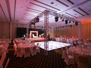 Отель Two Seasons Hotel & Apartments