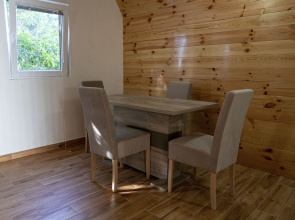 Cheerful Holiday Home Ideal For 6 People Guest House