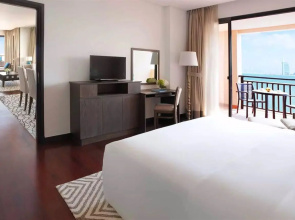 Курортный отель Anantara The Palm Dubai Resort