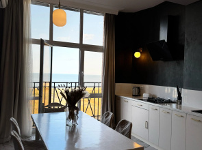 Trekhkomnatnaya uytnaya s potryasayushim vidom na more Flat