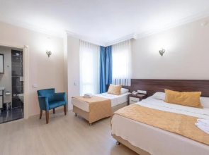 Theluna City Hotel