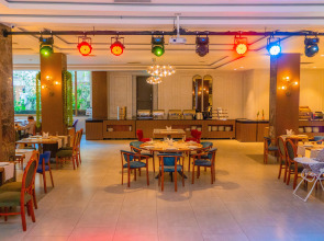 Отель Grand Midway