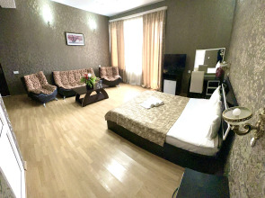 Отель Qeroli old town