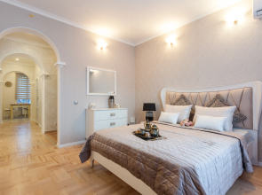 Apartamenty dvukhkomnatnyye extra lux v tsentre
