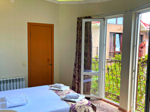 Uyutnaya Studiya S Panoramnymi Oknami Na Vtorom Etazhe Flat