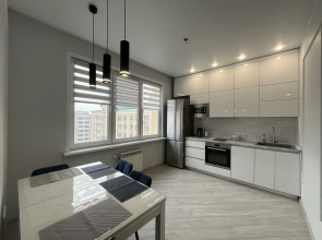 Apartamenty Golubika na Pritomskom radom s Kadetskim ucilisem, LDK i Moskovskoj plosad'u na 16 etaze na Pritomskom 31/1
