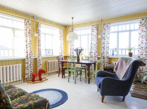 Dymov dacha-ZHeltyi dom Guest House