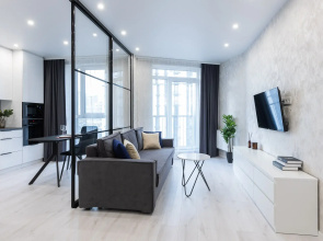 Black & White V Elitnom Zakrytom ZHK Komfort Park Apartments
