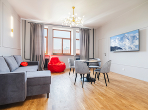 Tryokhkomnatnaya s Dzhakuzi v Istoricheskom Tsentre Flat