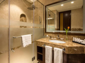 Отель Golden Tulip Media