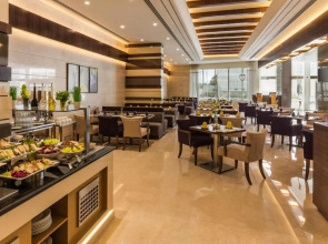 Отель Golden Tulip Media