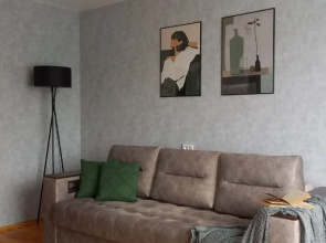 S Tremya Razdelnymi Spalnyami Do 8 Chelovek, Ploshad Flaga I Gerba
