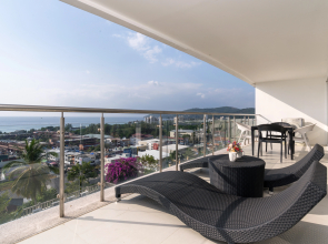 Ocean view condo in Sunset Plaza Apartments