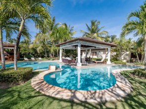 Luxury & Stunning Villa in Cocotal with Pool Villa