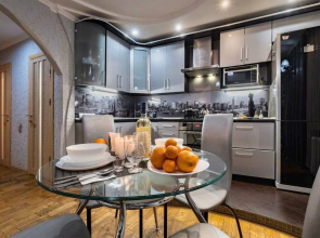 Dostoynaya Chetyrekhkomnatnaya Kvartira V Tsentre