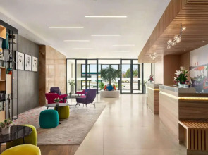 Отель La Quinta by Wyndham Dubai Jumeirah