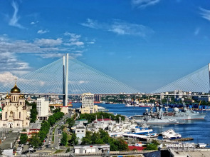 Апартаменты с балконом и видом на Золотой мост