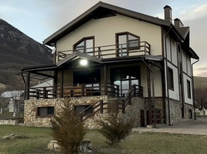 Usadba Sergeya Puskepalisa u Podnozhiya Gory Verblyud s Polyotami na Rassvete Private House