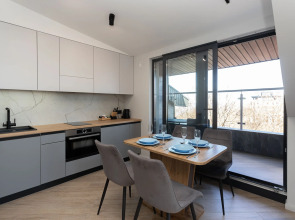 Квартира с Мансардными Окнами и Видом на Море