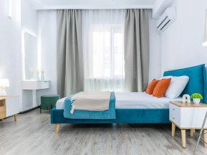 Atmosfernye na naberezhnoj v dome s kolonnami Lovets Snov 1 Apartments