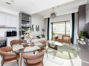 Апартаменты Сozy 1BR at Vida Residences Creek Beach