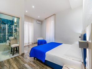 Napoli's Gold Hotel