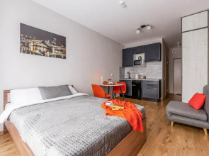 Uyutnaya Studiya U Metro Parnas Apartments