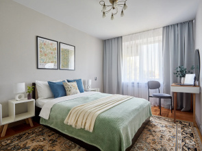 Dvukhkomnatnaya v tsentre s Balkonom i Vidom na Gorod Flat