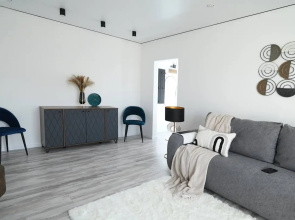 Kvartira s dizajnerskim remontom Rent House v centre