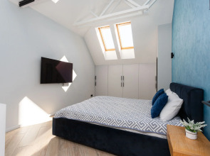 Квартира с Мансардными Окнами и Видом на Море