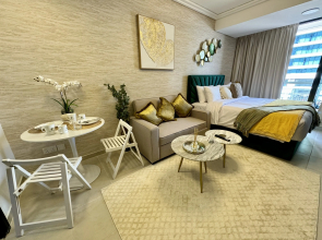 Апартаменты Cosmos Living Sleek and Stylish GCV2