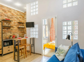 Апартаменты на Большом 13 Два Окна в Спальне