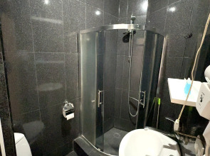 Отель Qeroli old town