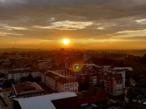 Studiya Polet Strizha S Zalipatelnym Vilom Na Gorod I Reku Flat