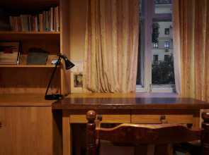 Квартира старинная мебель в лучах солнца