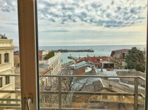 Представительская видовая двухкомнатная квартира с балконами на Набережной Ялты