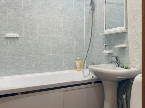 Апартаменты Комфортная Уютная 2-Комнатная Квартира в Центре с Парковкой