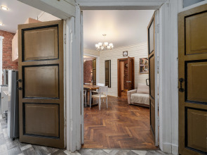 Апартаменты SREDNYAYA PODYACHESKAYA 6 APARTMENTS Просторные трехкомнатные апартаменты Park Lane Inn для 3-х взрослых