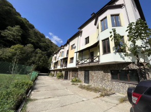 Rezidentsiya Les Private House
